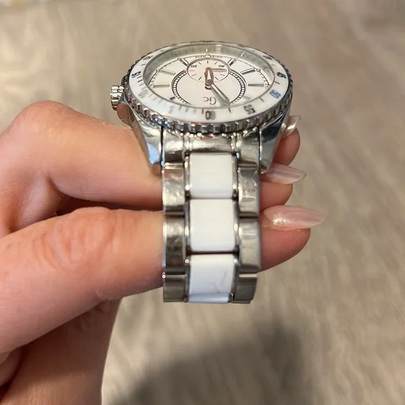 Guess - Picture 4 of 6